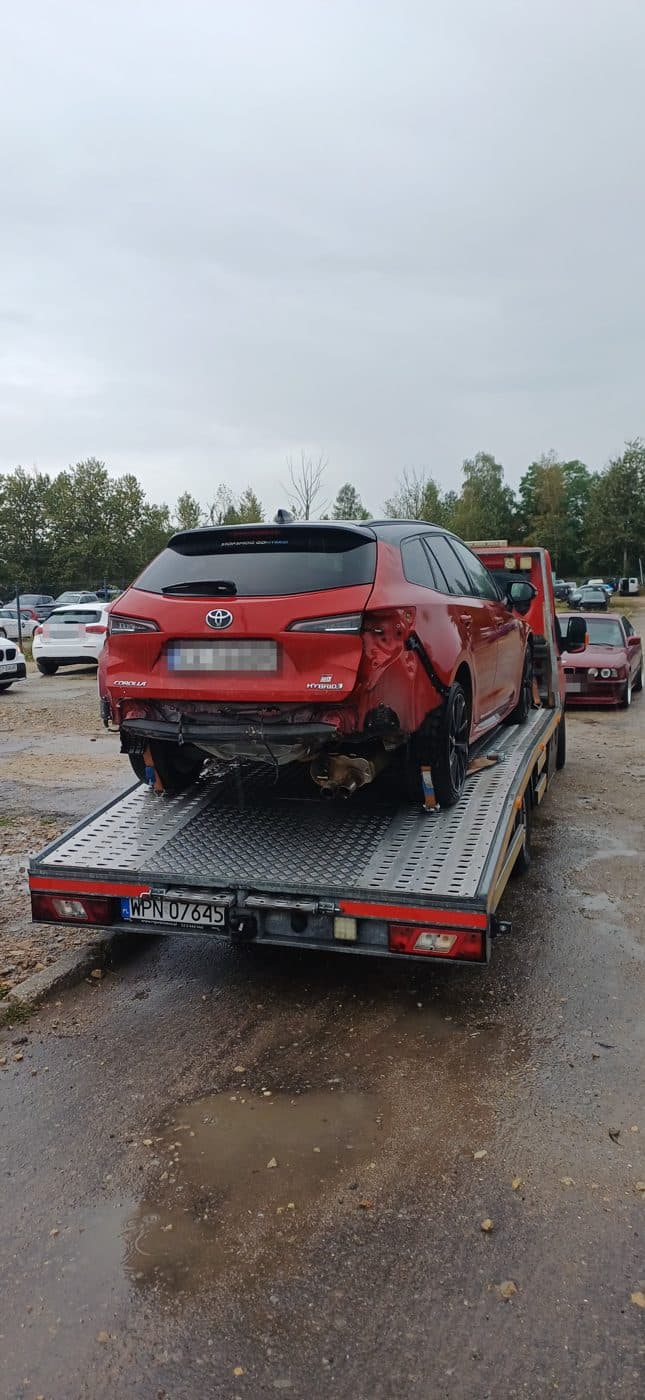 Uszkodzona Toyota Corolla na lawecie Lavet Transport